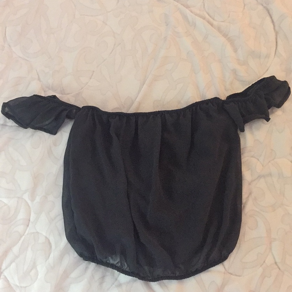 Brandy Melville Off shoulder crop top